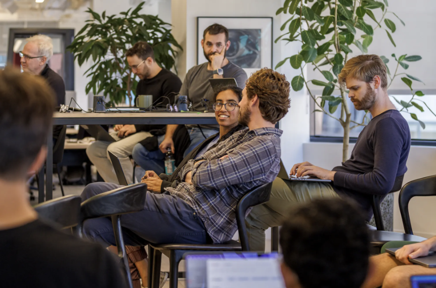 Sesame智能眼镜概念图，展示镜框、摄像头与语音交互模块