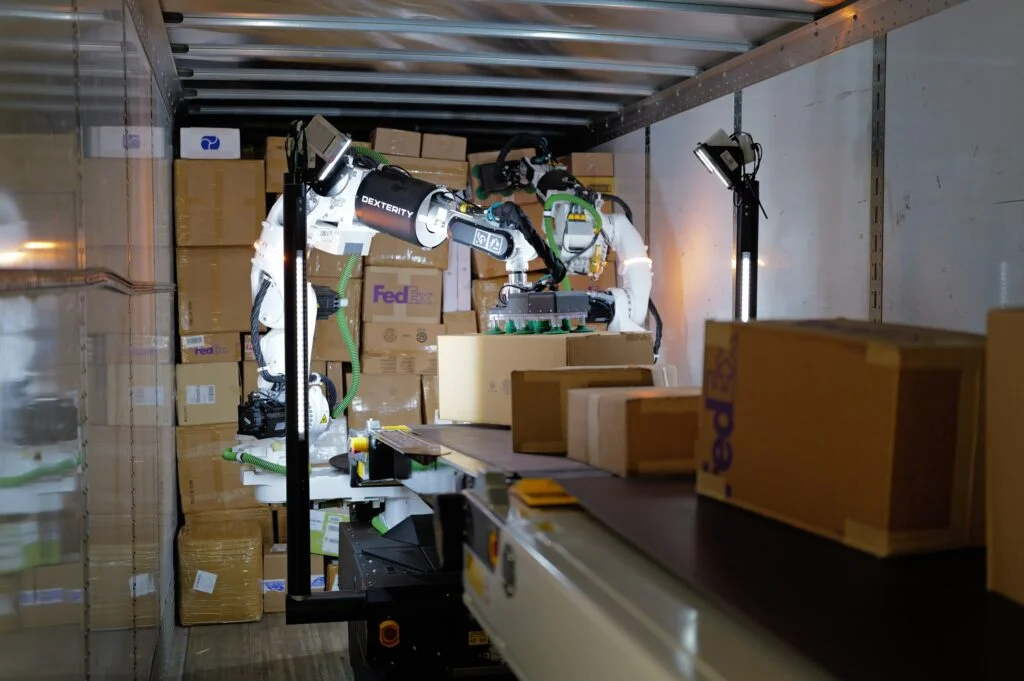 FedEx 携手 Dexterity 扩大挂车自动装载物理 AI 部署
